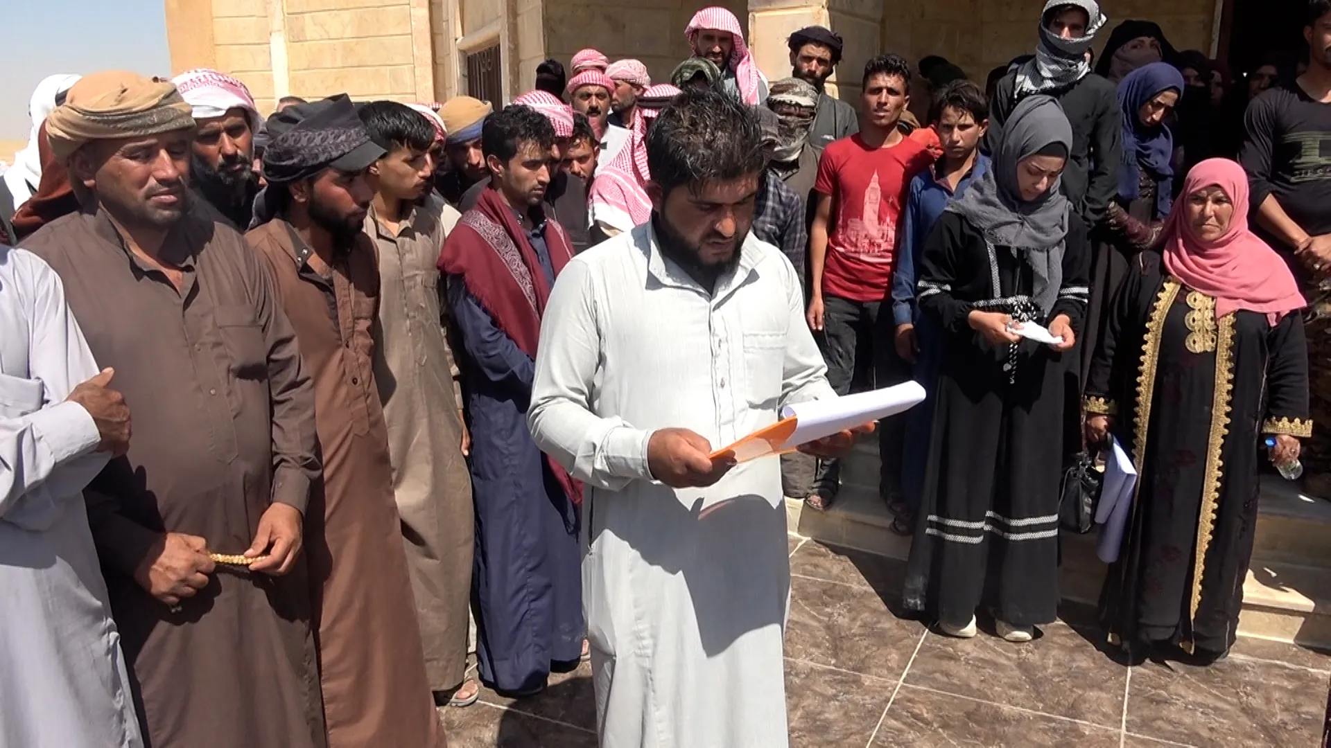 أهالي دير الزور يشيّعون جثمان الشهيد حسين الخليل