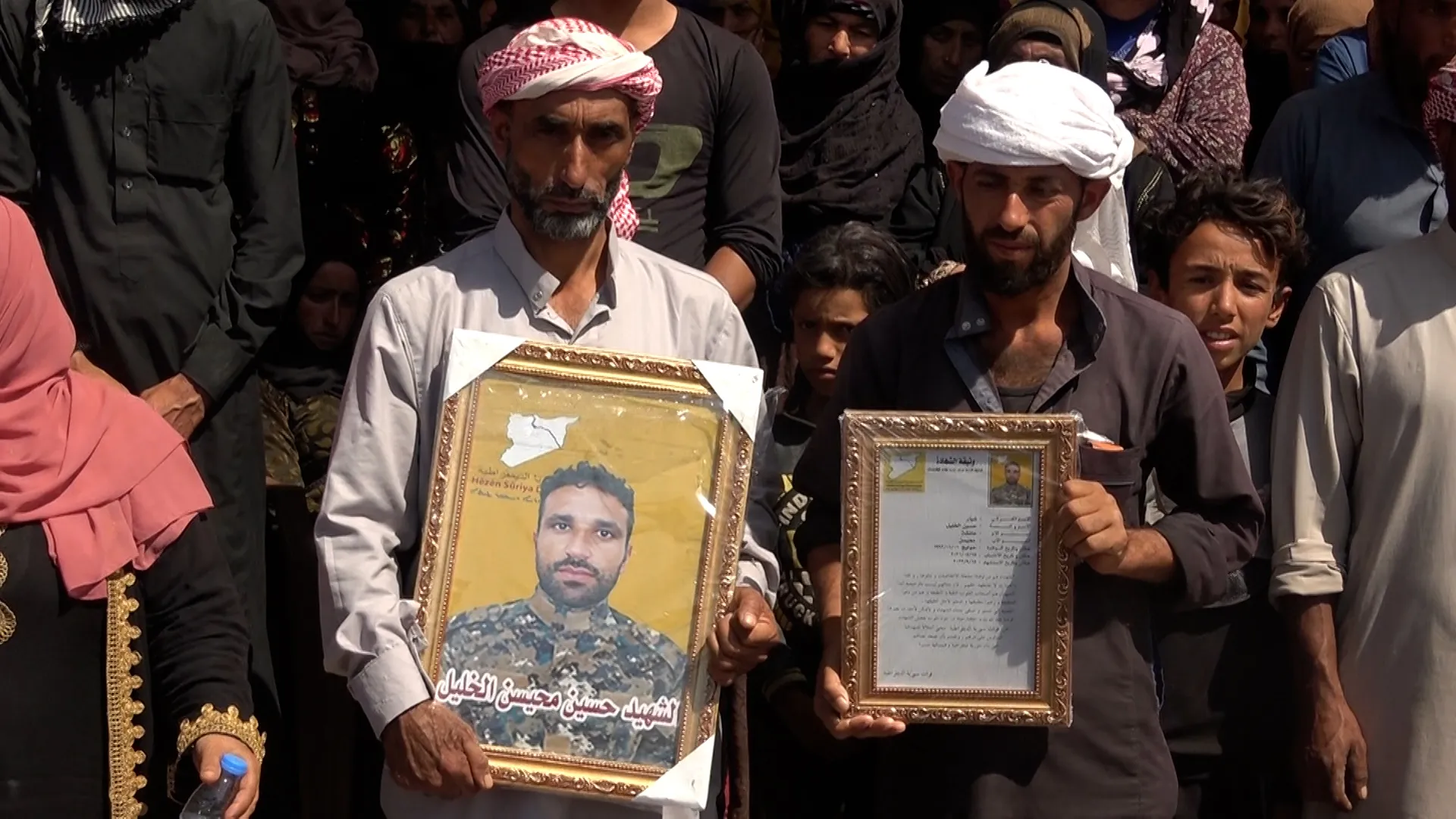 أهالي دير الزور يشيّعون جثمان الشهيد حسين الخليل
