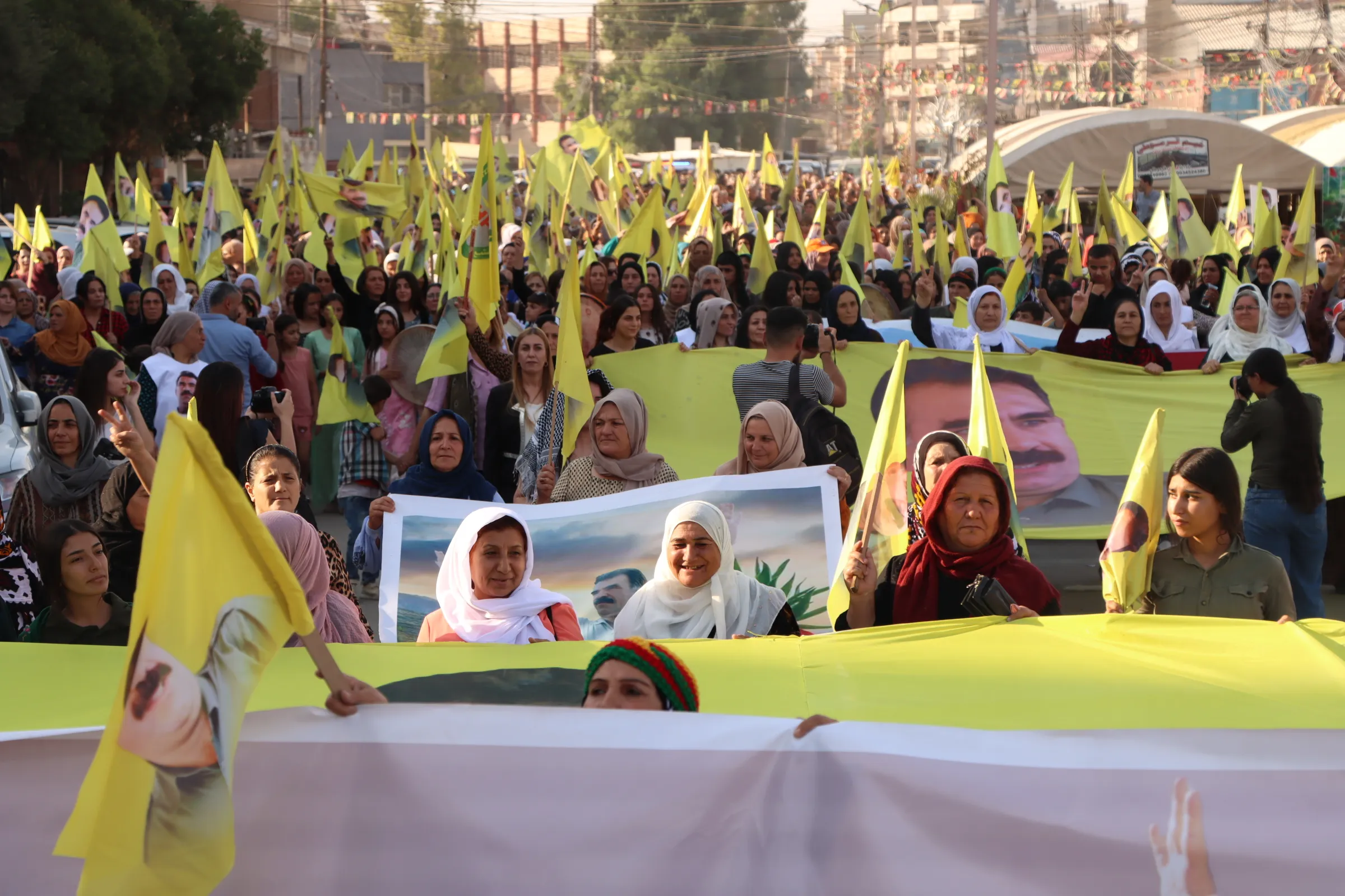أهالي قامشلو خلال تظاهرة جماهيرية: لا حياة بدون القائد آبو