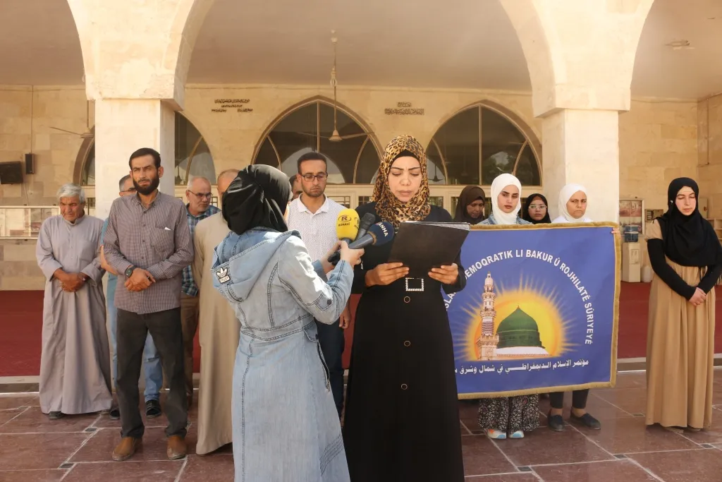 "ثورة المرأة ليست قضية حجاب والنساء هن الطليعة الأولى في الثورات "