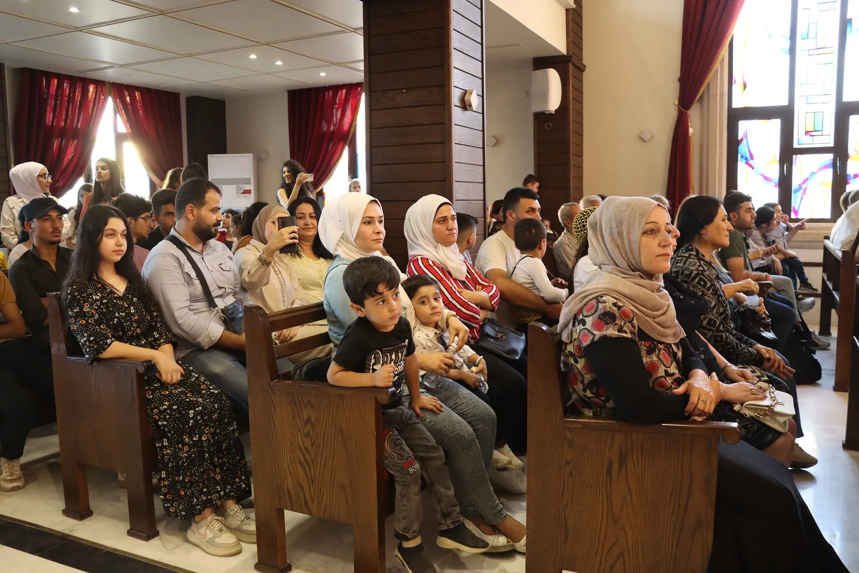 بأنامل أطفال أوركسترا روج آفا حفلة موسيقية في كنيسة الاتحاد المسيحي بقامشلو