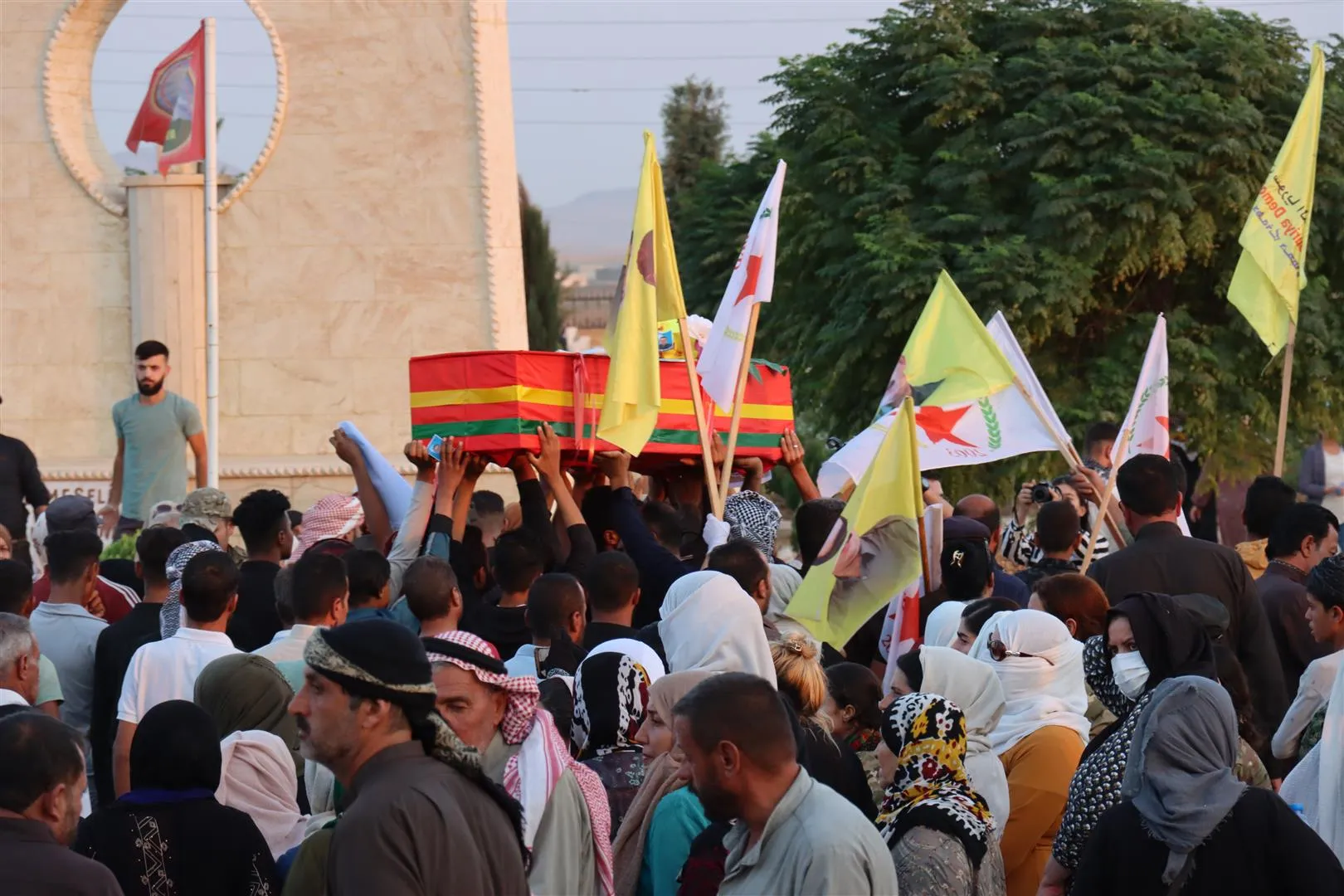 أهالي الحسكة يشيعون جثمان عضو قوى الأمن الداخلي محمود حمادة إلى مثواه الأخير