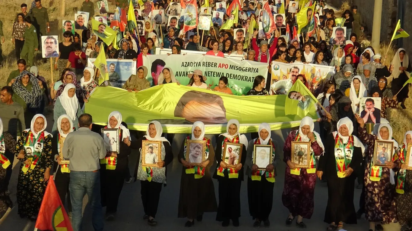 "سنحطم الجدران ونحقق حرية القائد آبو"