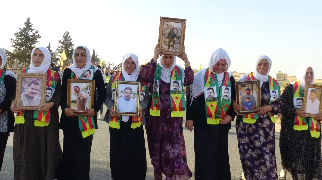"سنحطم الجدران ونحقق حرية القائد آبو"