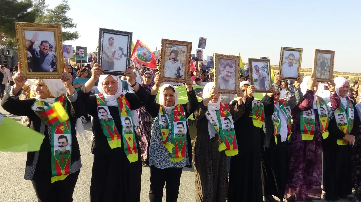 "سنحطم الجدران ونحقق حرية القائد آبو"