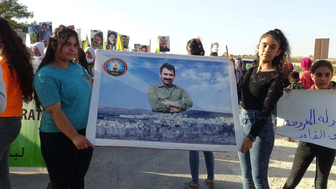 "سنحطم الجدران ونحقق حرية القائد آبو"
