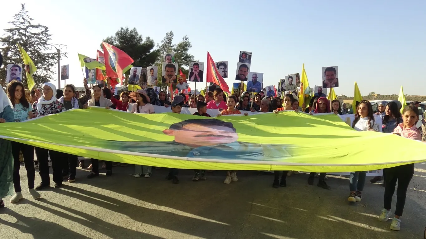 "سنحطم الجدران ونحقق حرية القائد آبو"