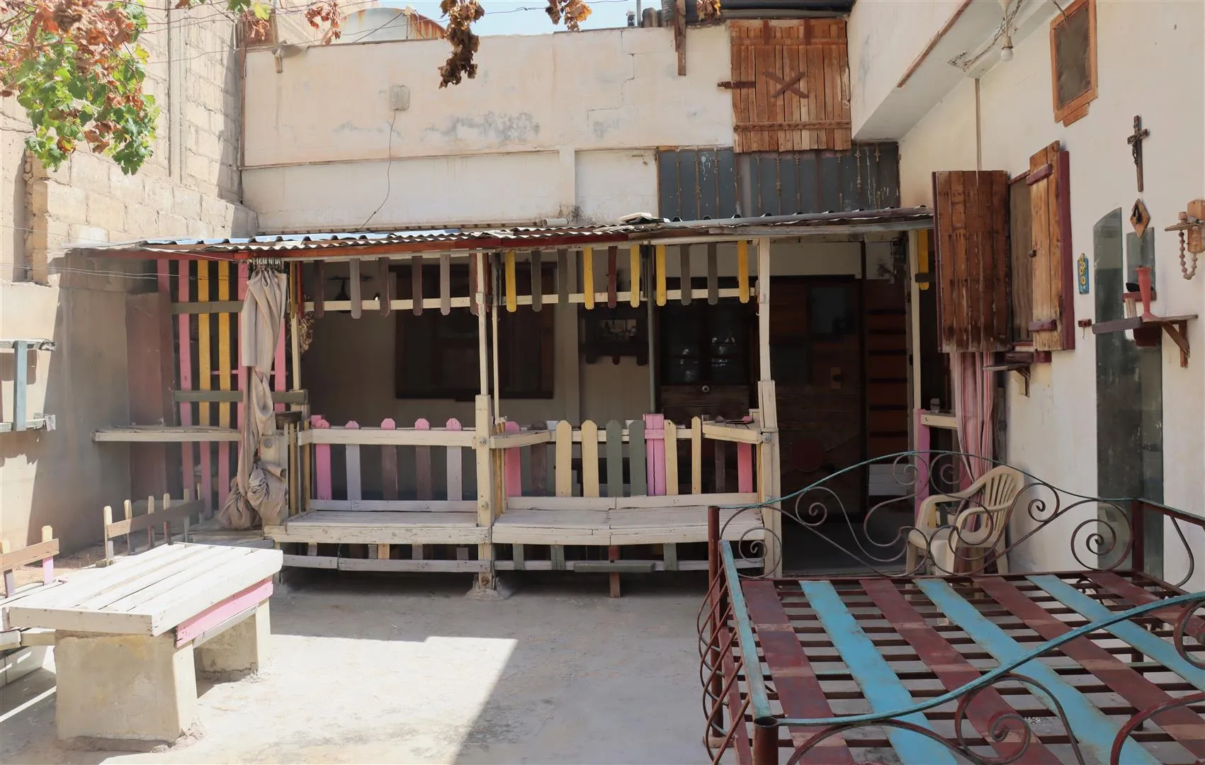 من صنع يديه يضفي على أثاث منزله لمسات خاصة