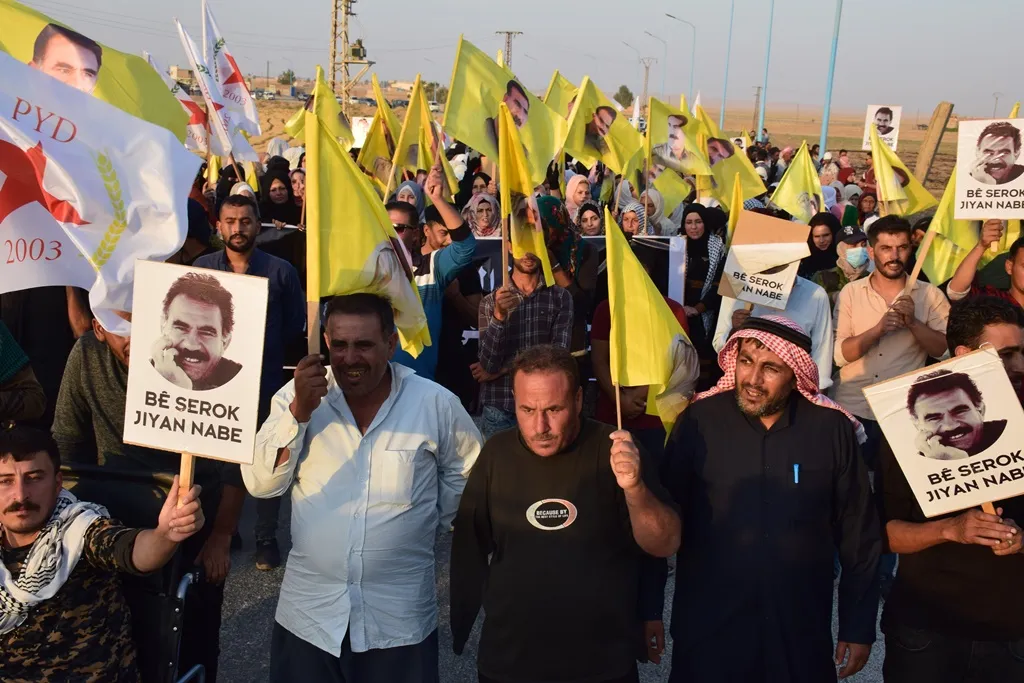 أهالي الشدادي يدينون العزله خلال مسيرة