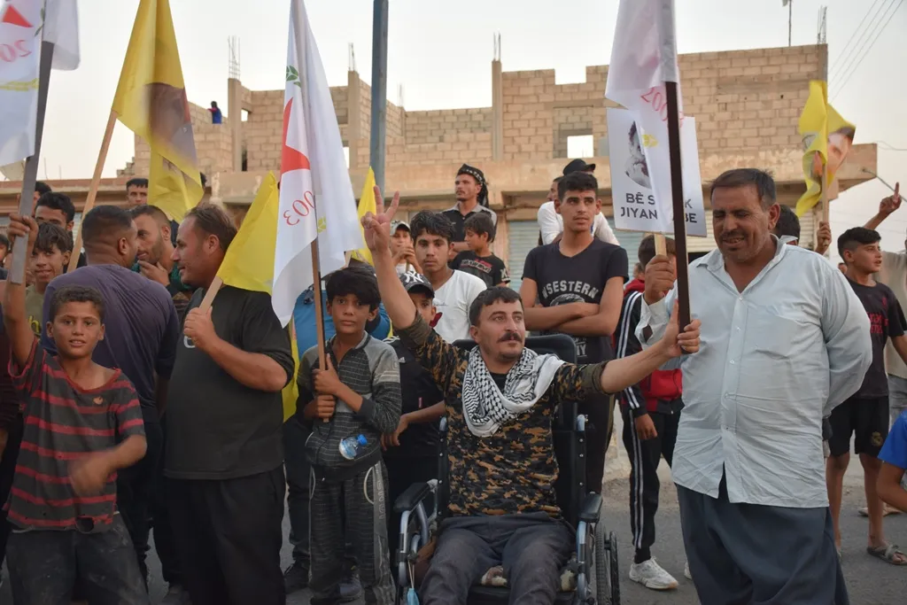 أهالي الشدادي يدينون العزله خلال مسيرة