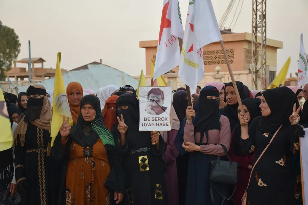 أهالي الشدادي يدينون العزله خلال مسيرة