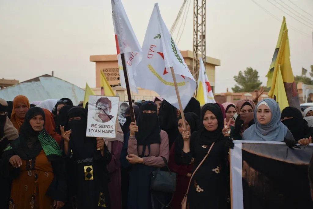 أهالي الشدادي يدينون العزله خلال مسيرة