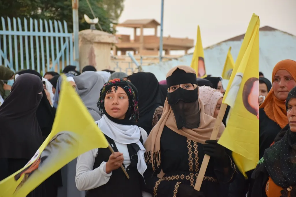 أهالي الشدادي يدينون العزله خلال مسيرة