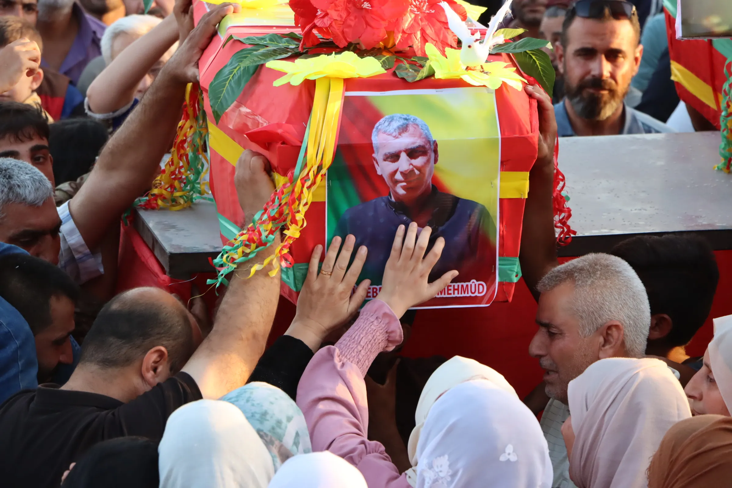 "من يمتلك وطناً ما له وللهجرة"