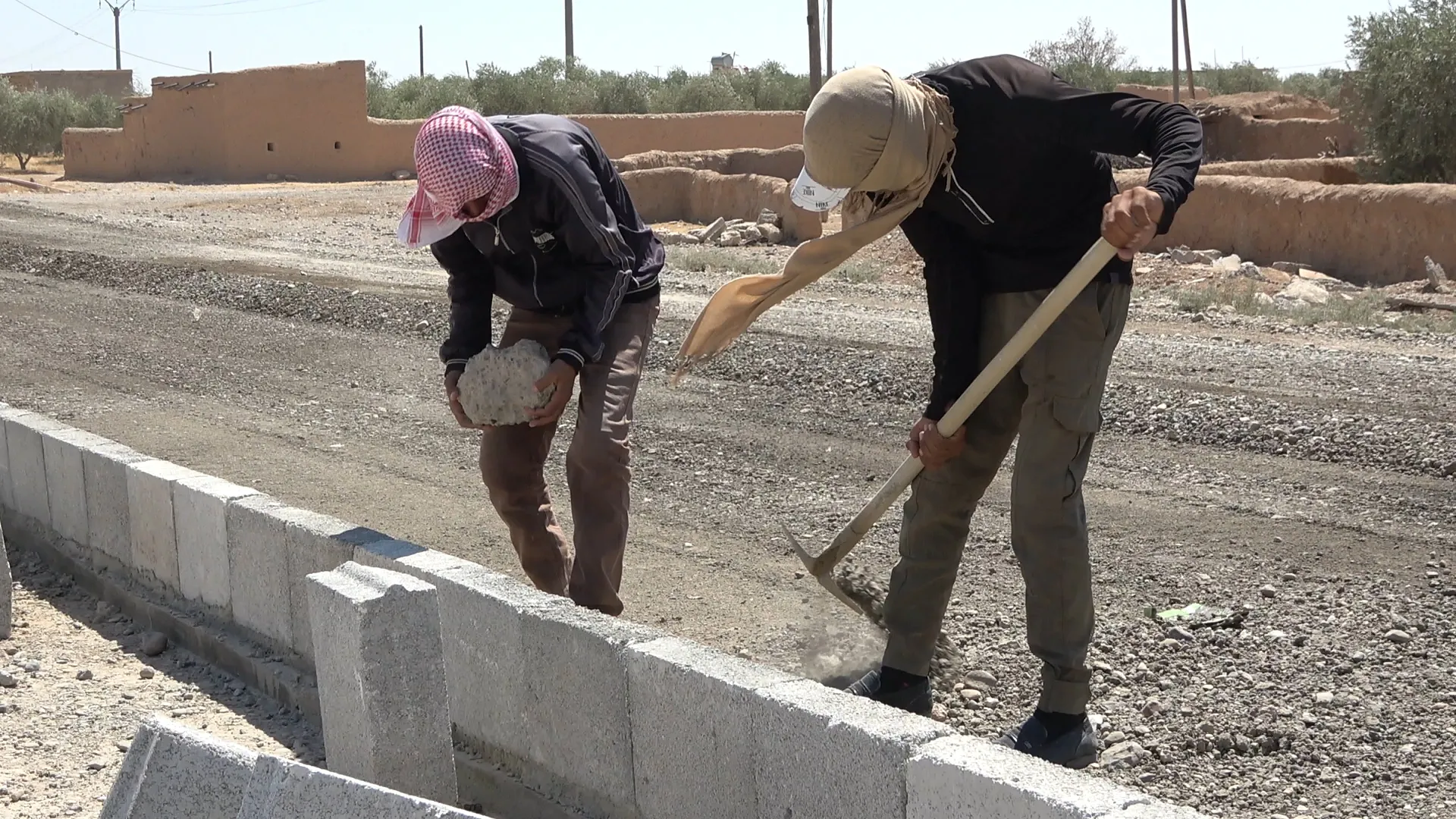​​​​​​​بلدية الطبقة تنهي 80% من أعمال التعبيد واستمرار تقديم الخدمات في الفرات