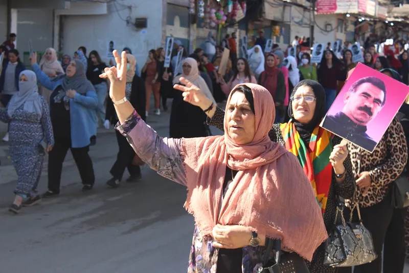 النساء في مقاطعة قامشلو: حرية القائد عبد الله أوجلان ضمان لحرية المجتمع