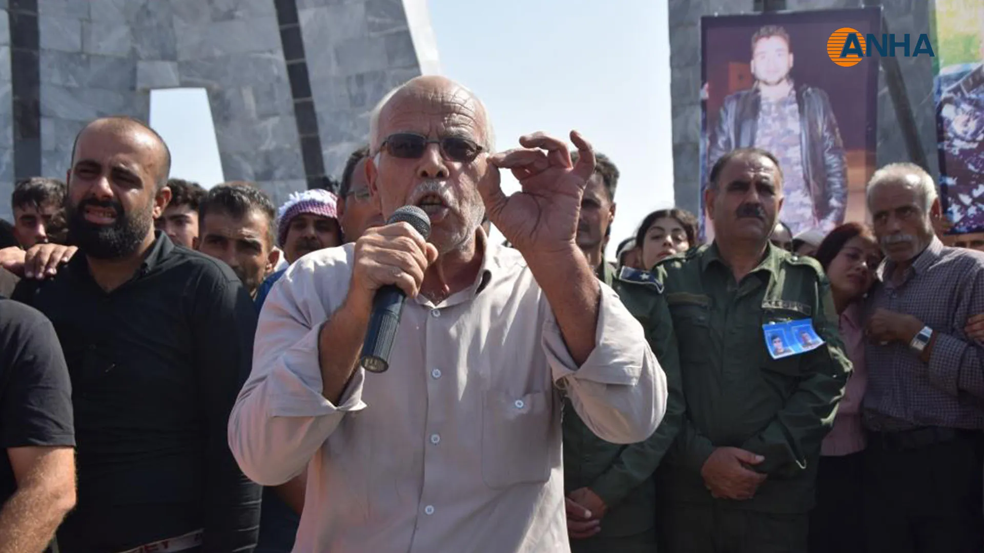بمراسم مهيبة.. تشييع جثماني شهيدين من قوى الأمن الداخلي في كوباني
