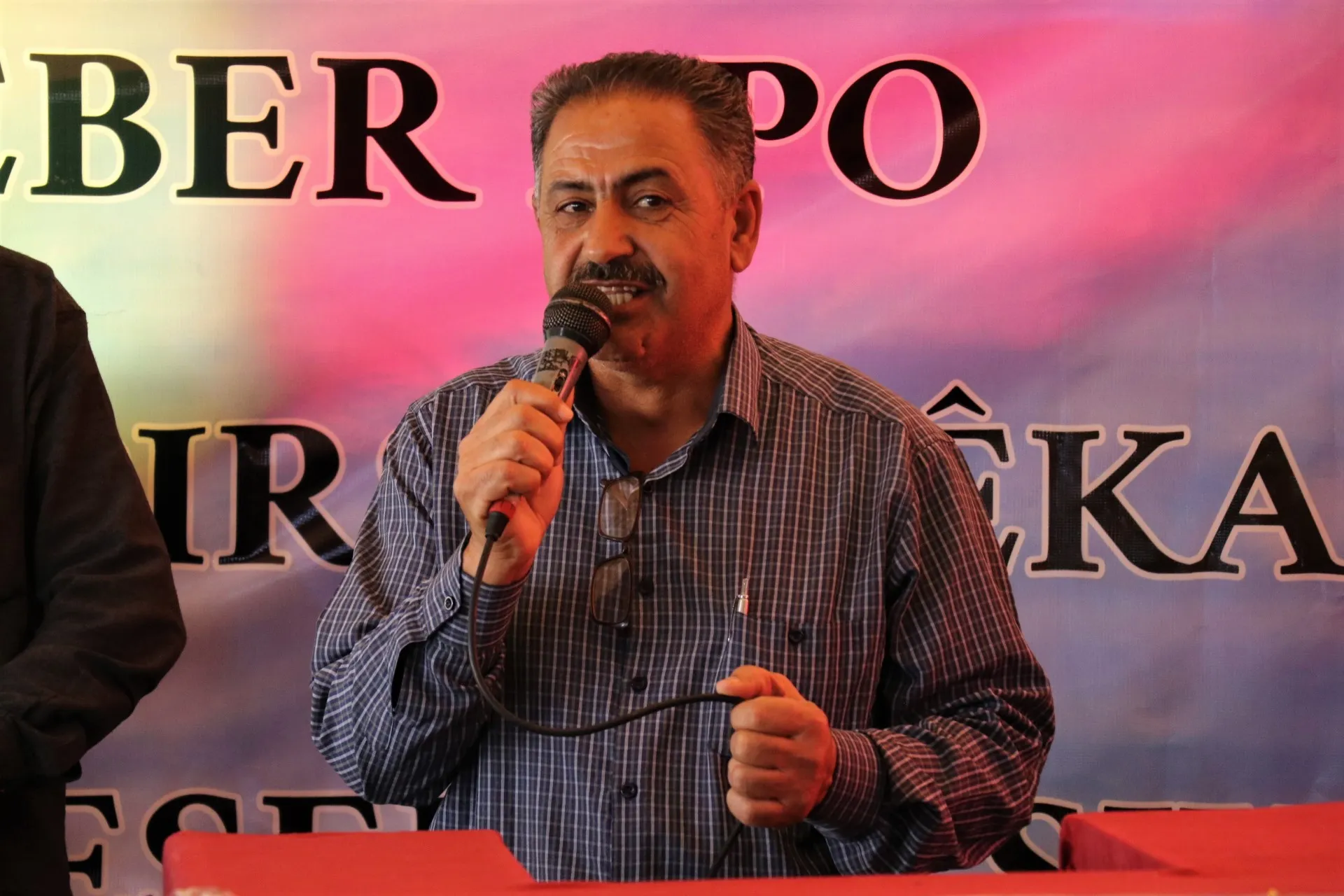 ​​​​​​​مقاطعة قامشلو تعتصم تضامناً مع حرية القائد عبد الله أوجلان الجسدية