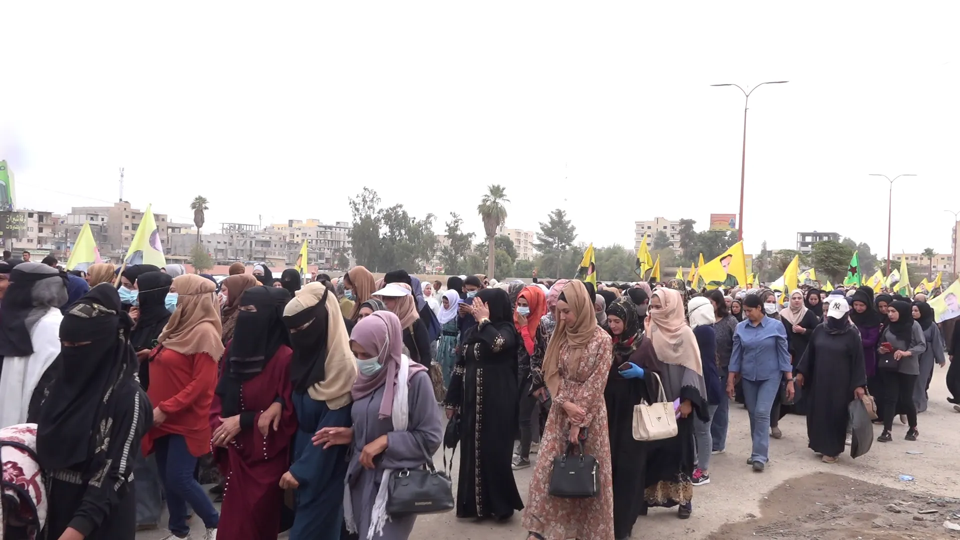 مظاهرة في الرقة تنديداً بالمؤامرة الدولية واحتلال سري كانيه وكري سبي