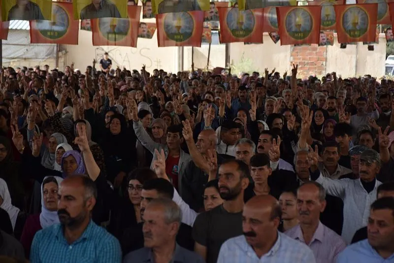 عشرات الآلاف يتضامنون مع أسر شهداء قوات مكافحة المخدرات في مقاطعة قامشلو