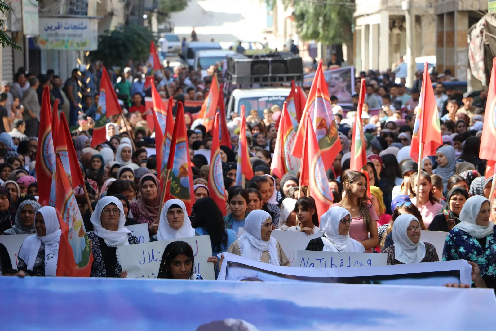 ​​​​​​​حناجر مئات المتظاهرين في حلب تصدح تنديداً بهجمات الاحتلال التركي
