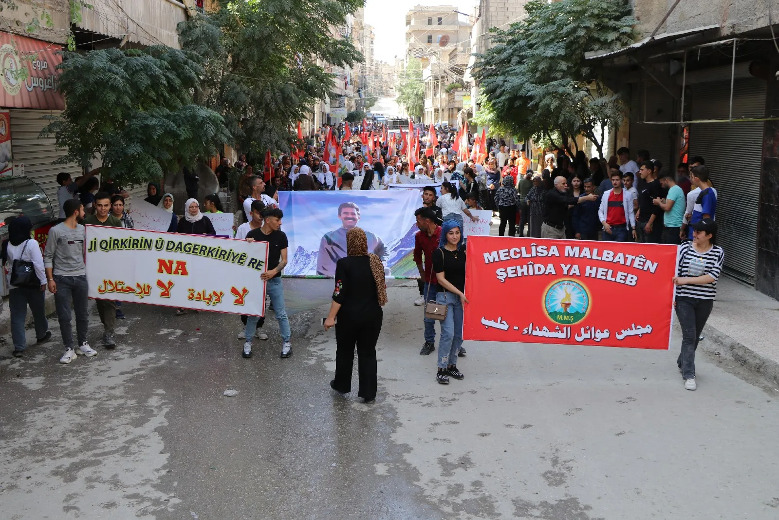 ​​​​​​​حناجر مئات المتظاهرين في حلب تصدح تنديداً بهجمات الاحتلال التركي