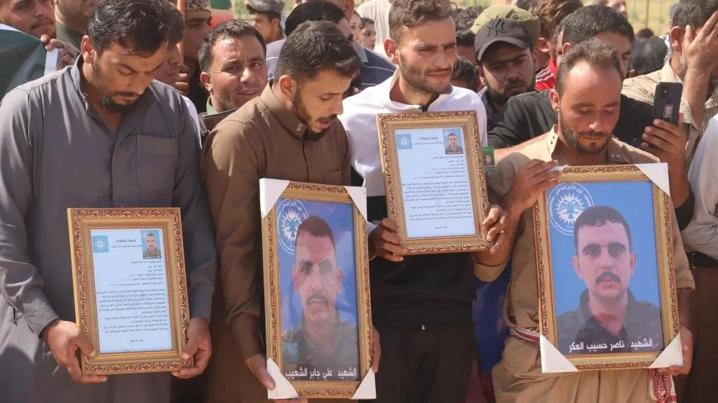 ​​​​​​​الآلاف في الرقة يشيّعون جثامين 3 من شهداء أكاديمية مكافحة المخدرات وشهيدة YPJ