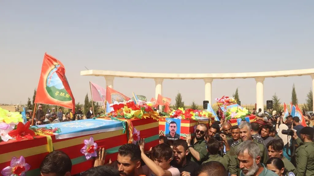 ​​​​​​​الآلاف في الرقة يشيّعون جثامين 3 من شهداء أكاديمية مكافحة المخدرات وشهيدة YPJ
