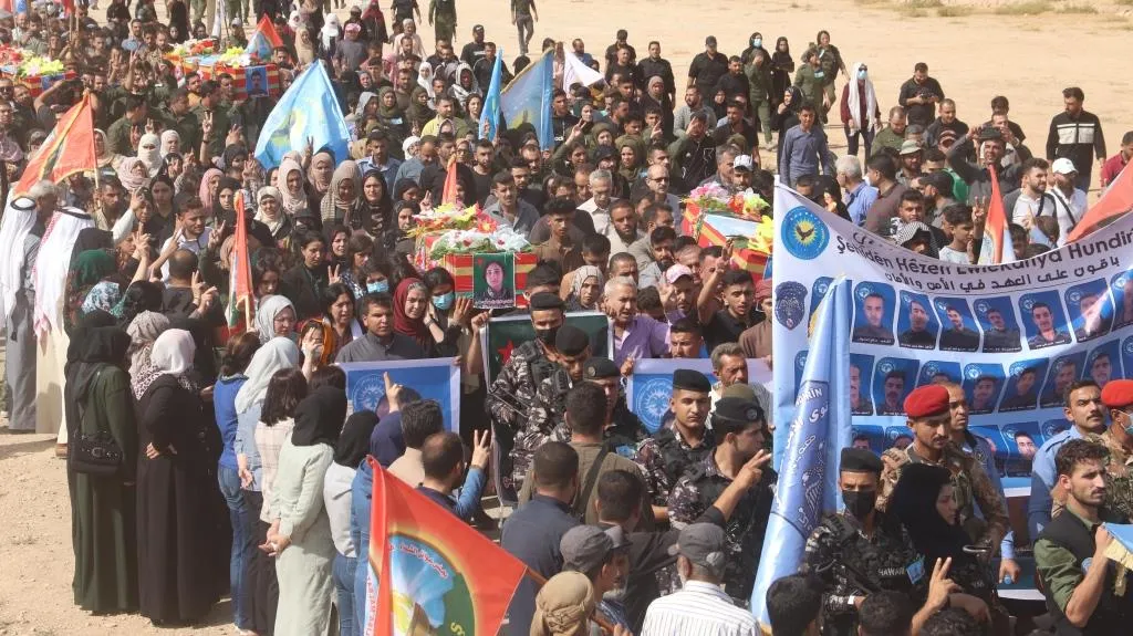 ​​​​​​​الآلاف في الرقة يشيّعون جثامين 3 من شهداء أكاديمية مكافحة المخدرات وشهيدة YPJ