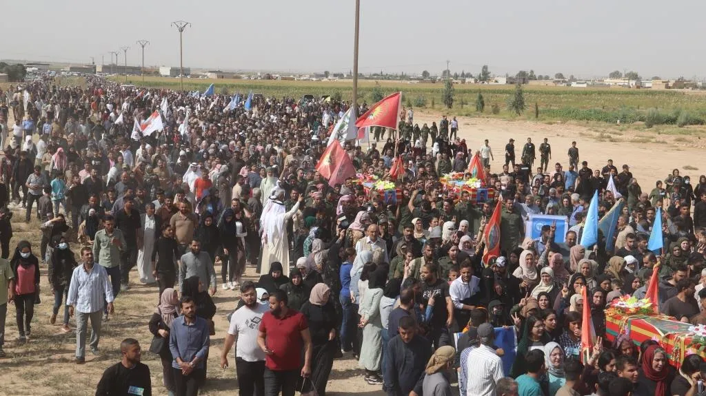 ​​​​​​​الآلاف في الرقة يشيّعون جثامين 3 من شهداء أكاديمية مكافحة المخدرات وشهيدة YPJ