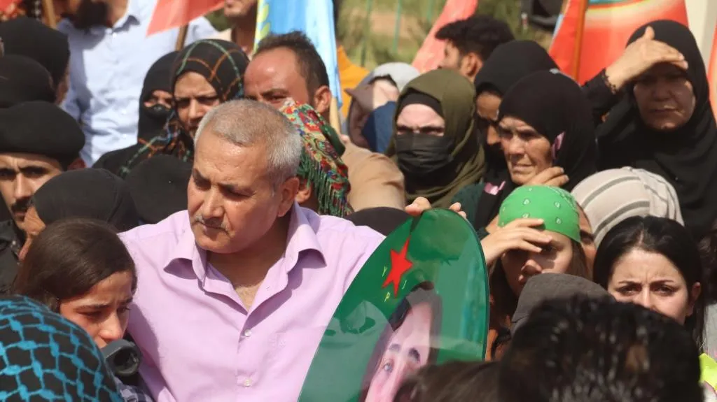 ​​​​​​​الآلاف في الرقة يشيّعون جثامين 3 من شهداء أكاديمية مكافحة المخدرات وشهيدة YPJ