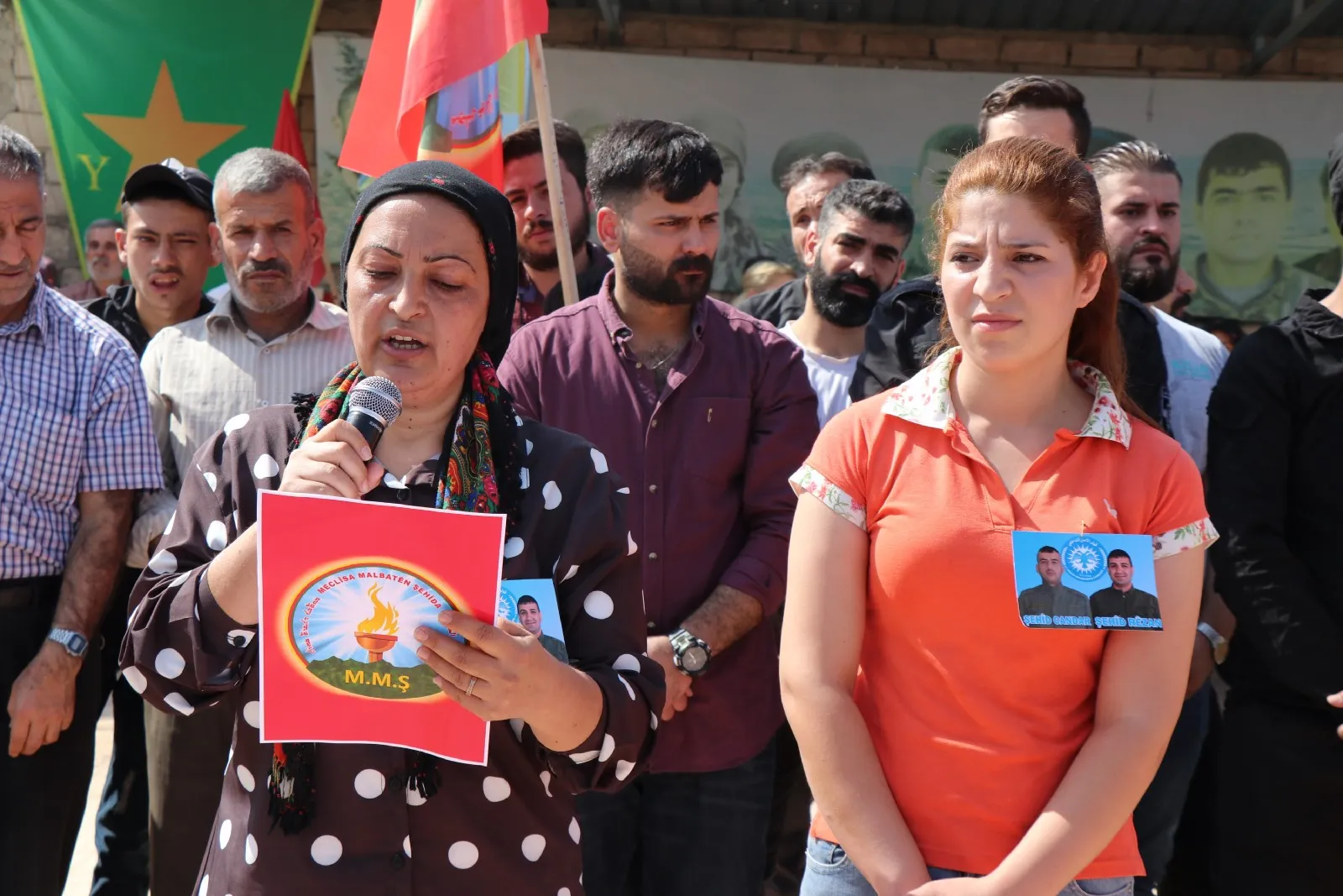 ​​​​​​​الآلاف في الرقة يشيّعون جثامين 3 من شهداء أكاديمية مكافحة المخدرات وشهيدة YPJ