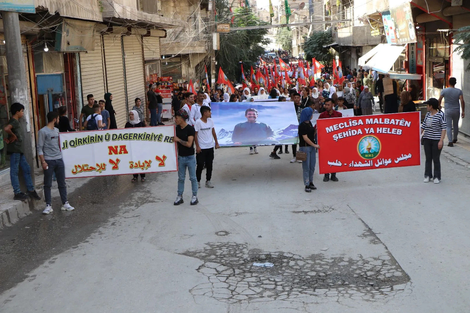 ​​​​​​​حناجر مئات المتظاهرين في حلب تصدح تنديداً بهجمات الاحتلال التركي