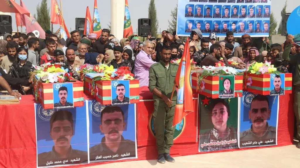 ​​​​​​​الآلاف في الرقة يشيّعون جثامين 3 من شهداء أكاديمية مكافحة المخدرات وشهيدة YPJ