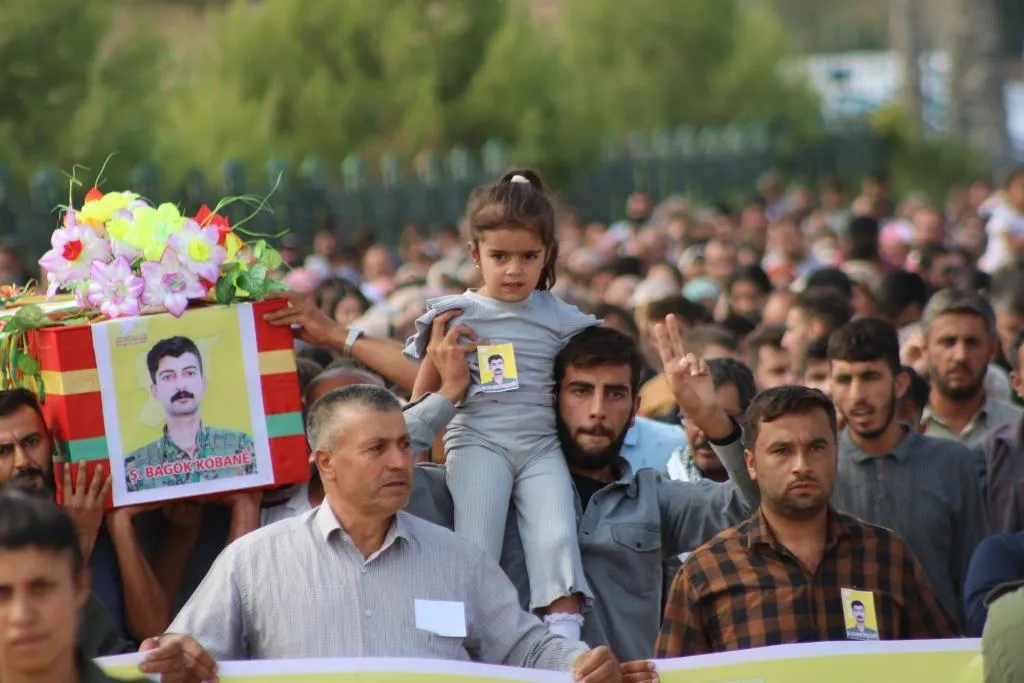 ​​​​​​​أهالي إقليم الفرات يشيّعون جثمان الشهيد باكوك كوباني
