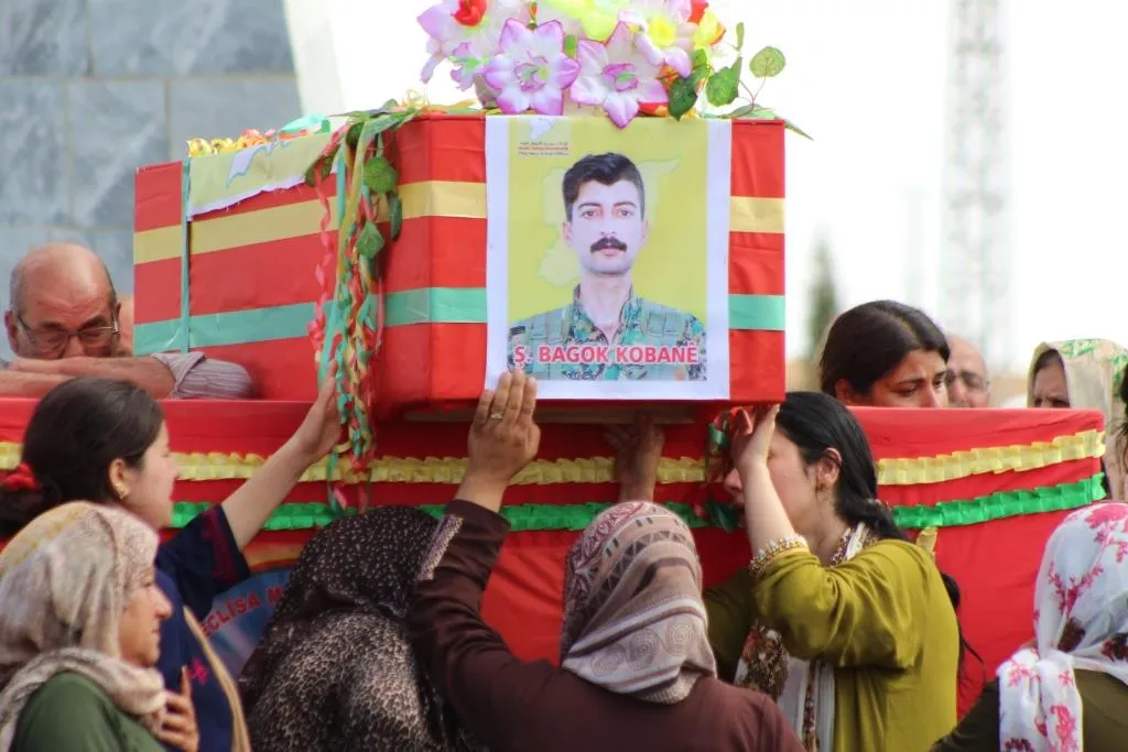 ​​​​​​​أهالي إقليم الفرات يشيّعون جثمان الشهيد باكوك كوباني