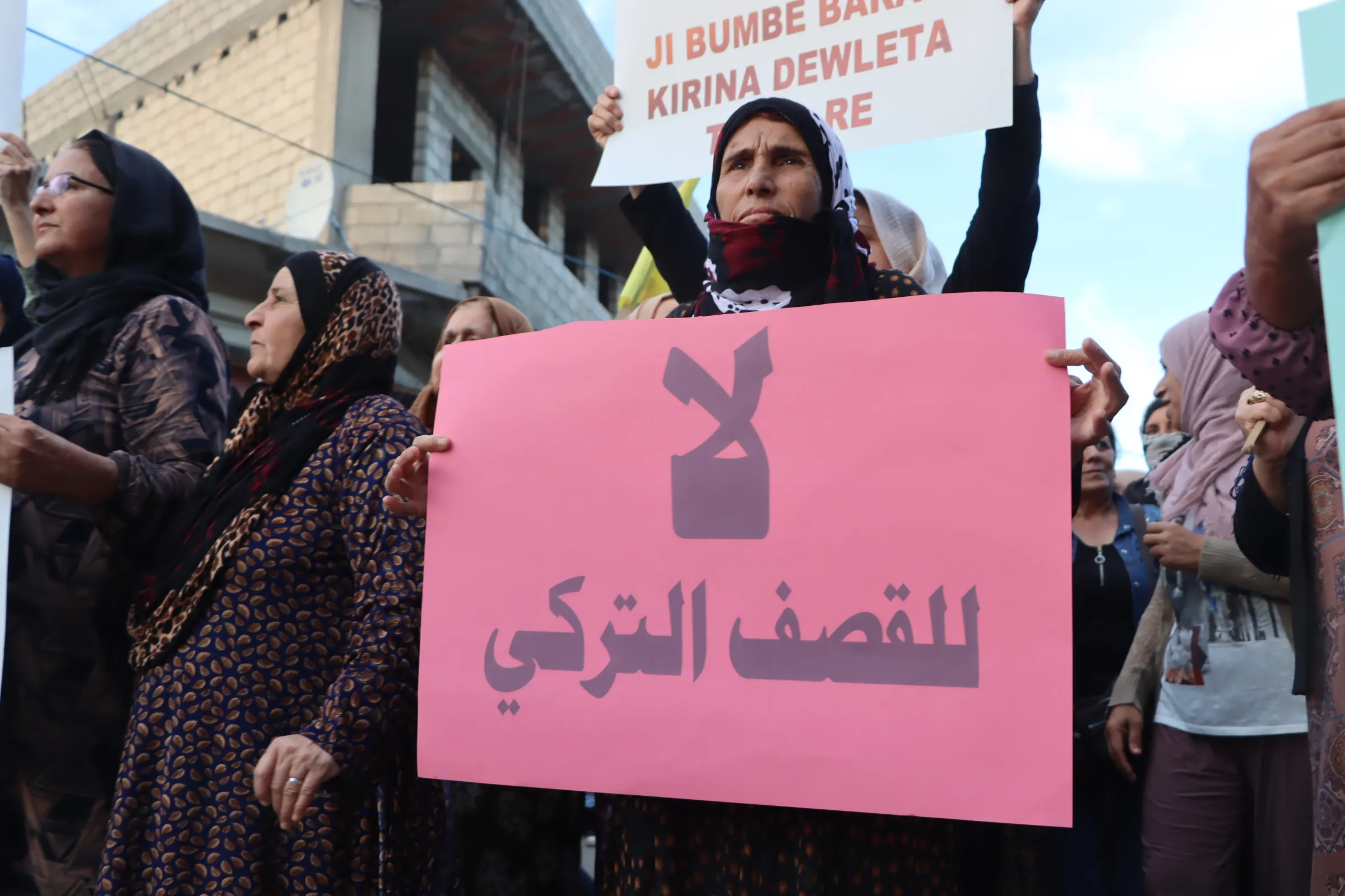 ​​​​​​​قوافل الحشود تنزل إلى الساحات للتنديد بالهجمات التركية