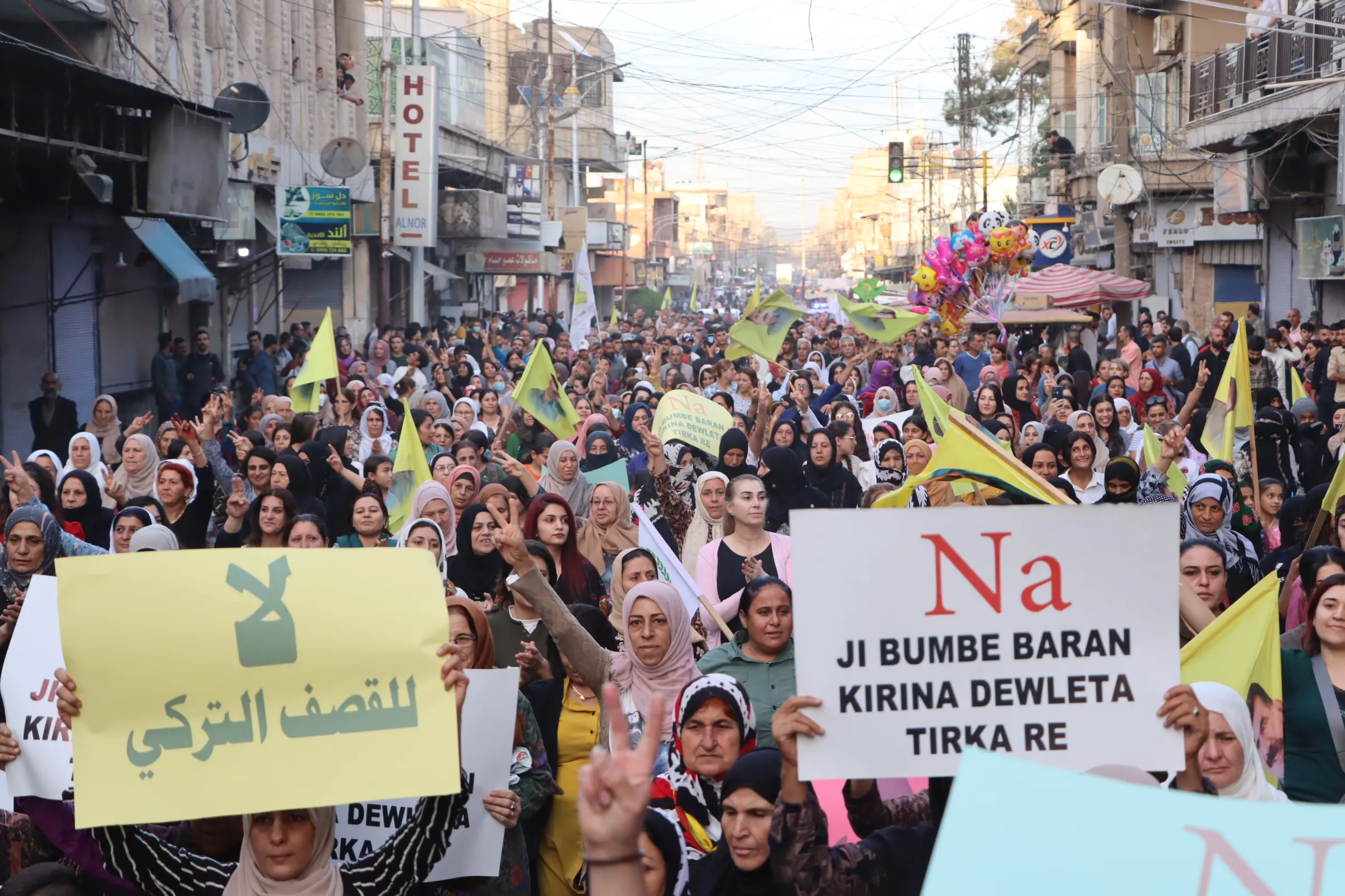 ​​​​​​​قوافل الحشود تنزل إلى الساحات للتنديد بالهجمات التركية