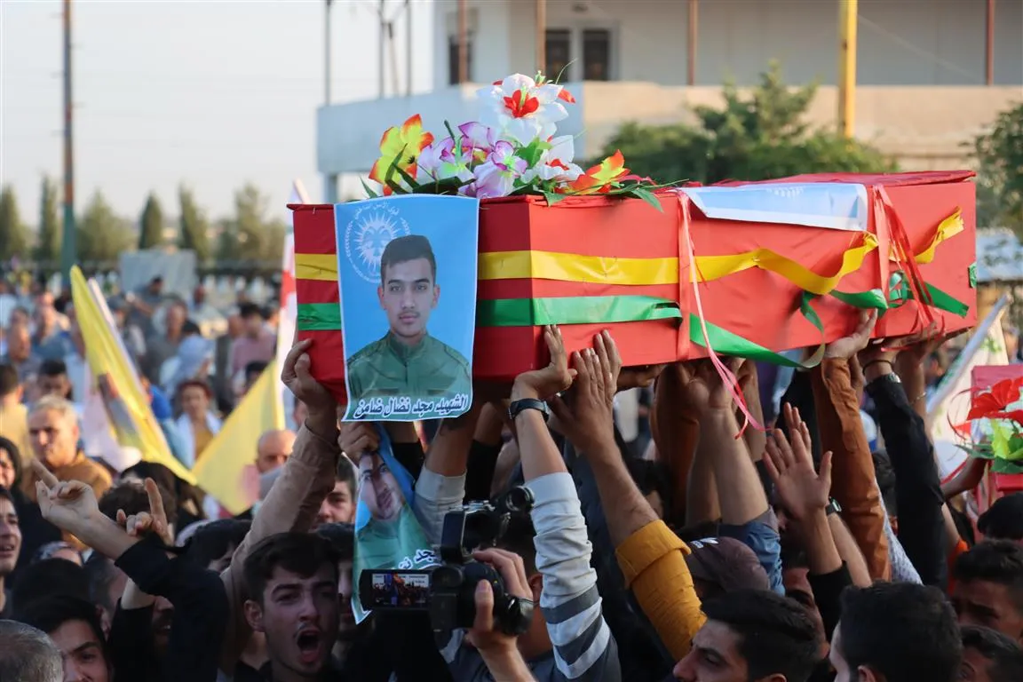 بمراسم مهيبة أهالي مدينة الحسكة يشيعون جثماني الشهيدين عدنان ومجد