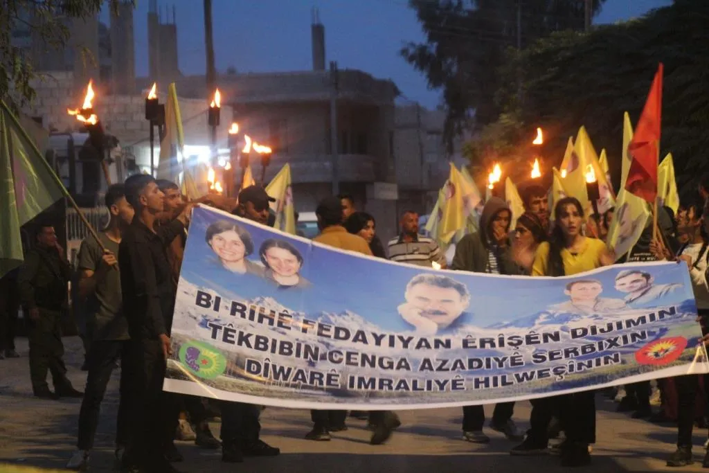 ​​​​​​​شبيبة الفرات يتظاهرون ضد المؤامرة