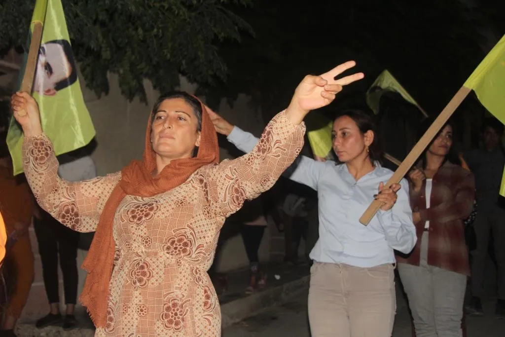 شبيبة إقليم الفرات يتظاهرون ضد المؤامرة الدولية التي طالت القائد