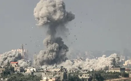 ضحايا الحرب بين إسرائيل وحماس يتجاوز الـ 21500 شخص وماكرون في تل أبيب