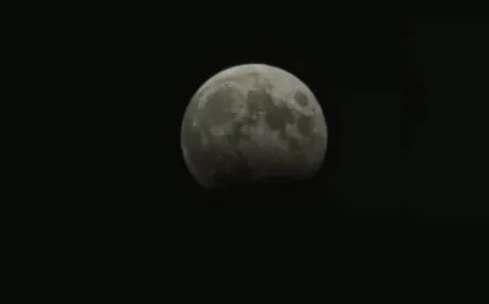خسوف جزئي للقمر يشاهد بشكل مرئي