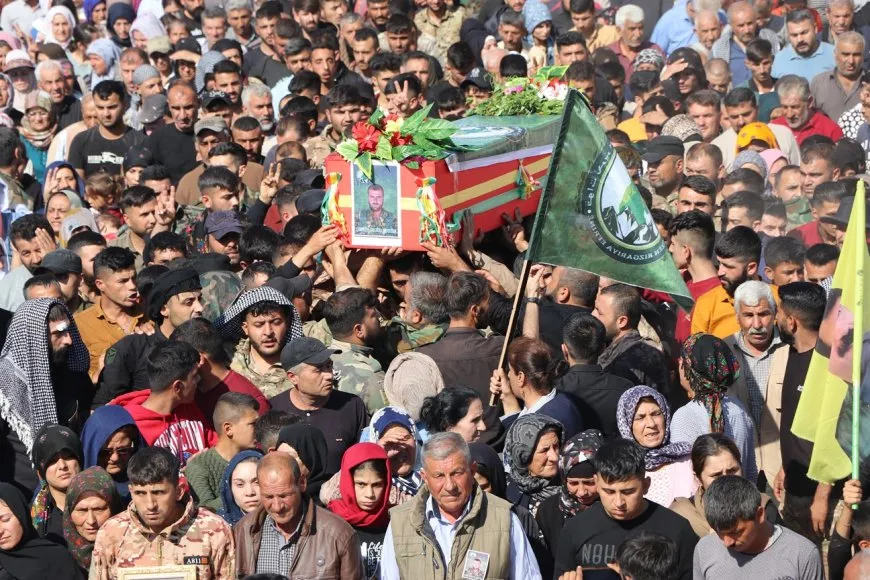 مهجّرو عفرين وأهالي الشهباء يشيّعون جثمان الشهيد عكيد عفرين