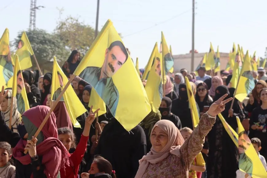 أهالي عين عيسى وكري سبي يتظاهرون من أجل القائد عبد الله أوجلان