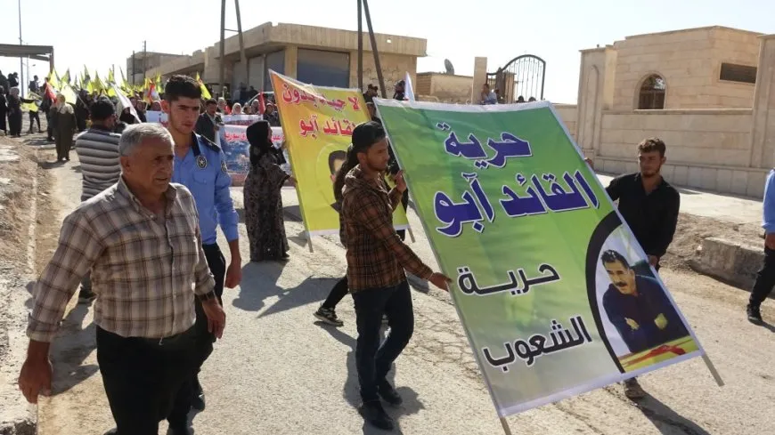 أهالي عين عيسى وكري سبي يتظاهرون من أجل القائد عبد الله أوجلان