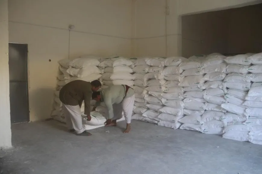 اتحاد الأصناف في دير الزور يستلم 60 طناً من السكر ومواد تموينية أخرى