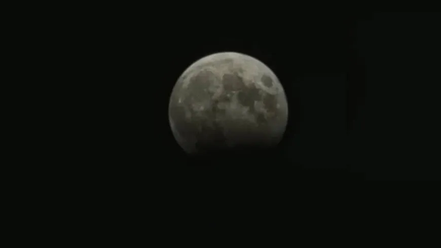 خسوف جزئي للقمر يشاهد بشكل مرئي
