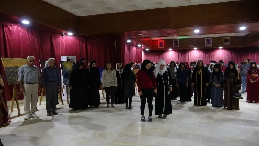 عقب الرقة مركز الهلال الذهبي ينظّم معرضاً للرسم في الطبقة