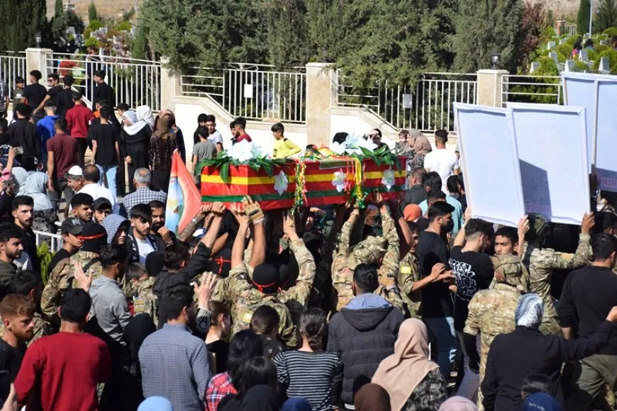 مشيّعون: نحن عشاق الحرية سنناضل لتحقيق أهداف شهدائنا